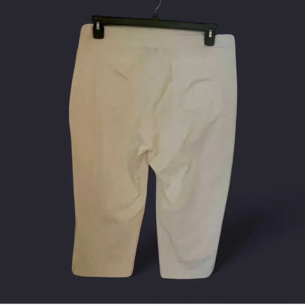 QVC Susan Graver Weekend
Premium Stretch Pull-On white
Capri Leggings size L - Picture 2 of 6